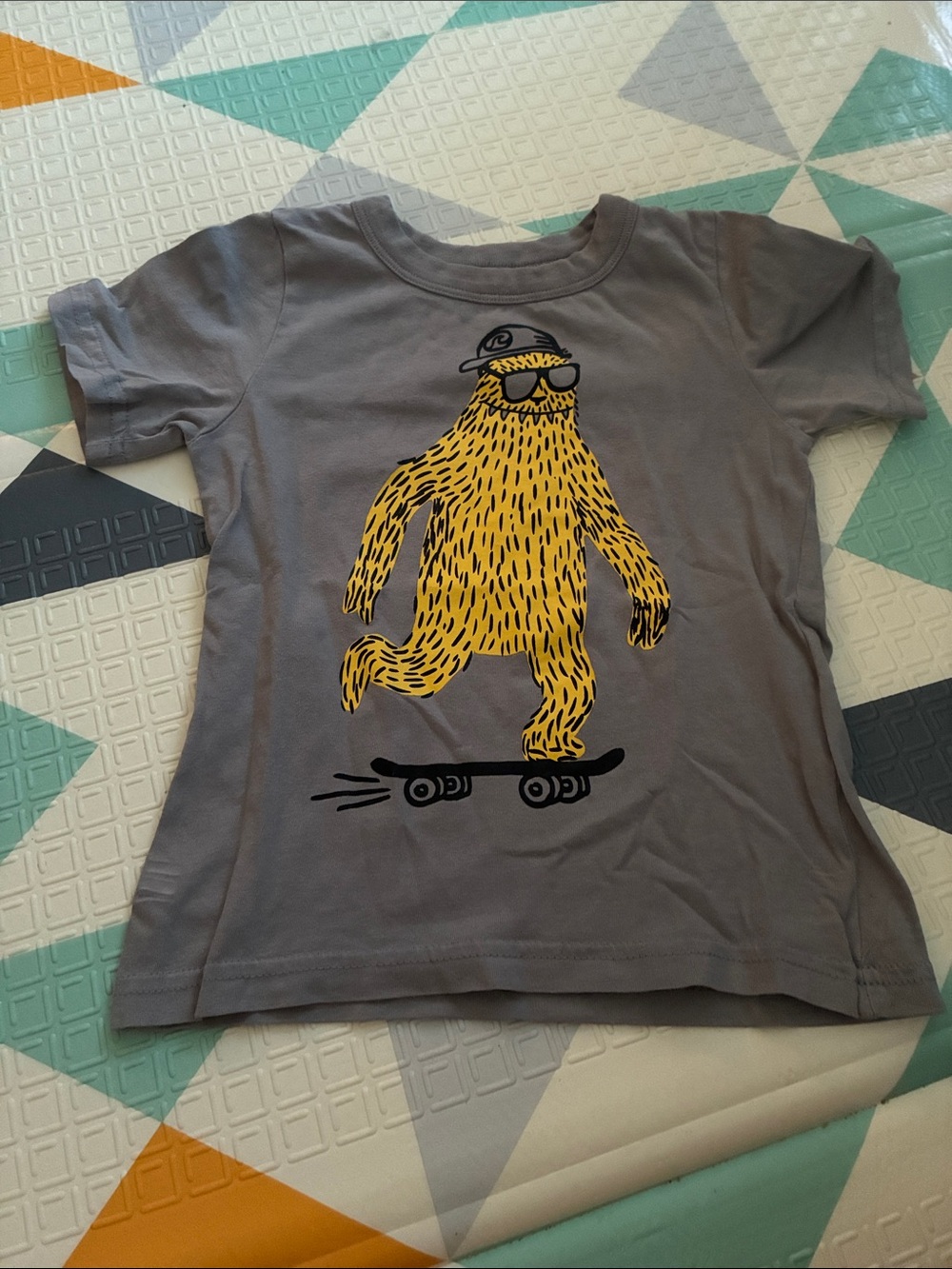 20/25$ 🧸 Kids Grey Tee with Yellow Skateboarding Monster